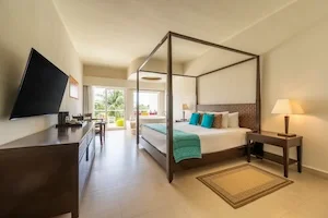 https://www.palmarbeachresortandspa.com/galleries/Suites/DELUXE KING NR.webp